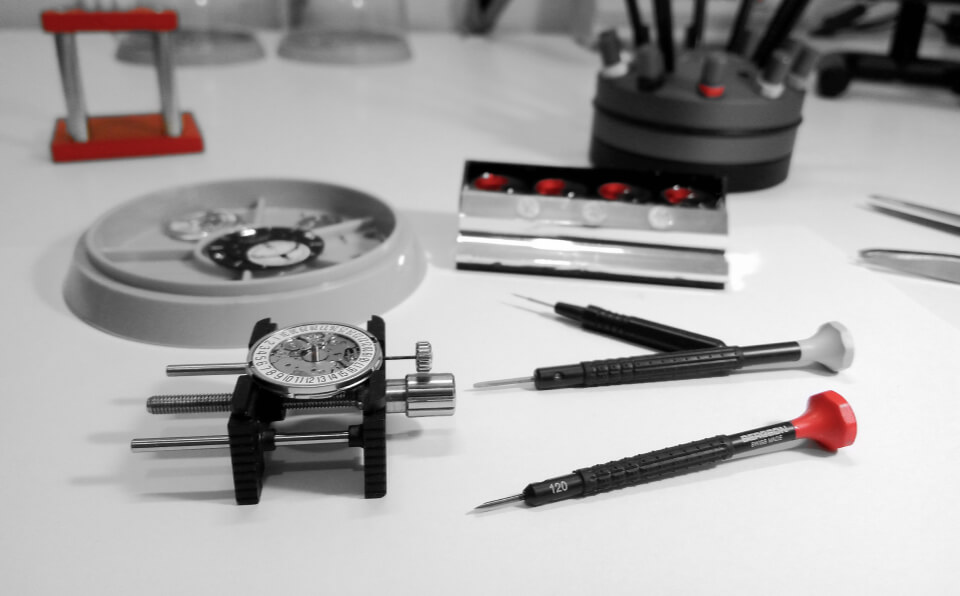 Willkommen bei Precision Timepiece Care: Ihr zuverlässiger Reparatur- und Wartungsservice für Uhren